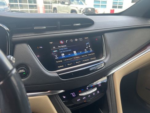 Used 2018 Cadillac XT5 Luxury w/ Driver Awareness Package image 9