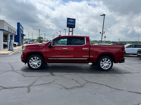 Used 2024 Chevrolet Silverado 1500 High Country w/ High Country Premium Package AWD/4WD image 2