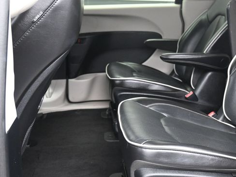 Used 2023 Chrysler Pacifica Limited FWD image 22