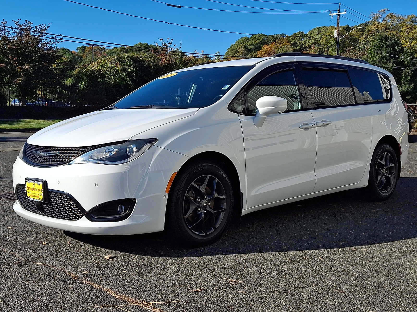 Used 2019 Chrysler Pacifica Touring-L FWD image 3