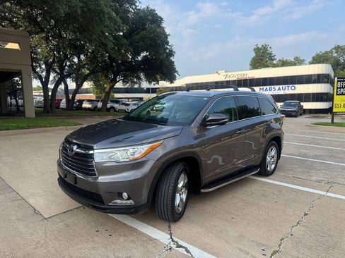 Used 2015 Toyota Highlander Limited w/ Driver Technology Package AWD/4WD image 2