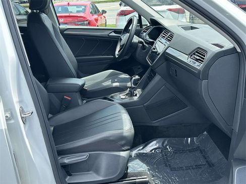Used 2024 Volkswagen Tiguan SE image 6