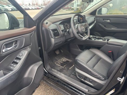 Used 2023 Nissan Rogue SV w/ SV Premium Package image 10