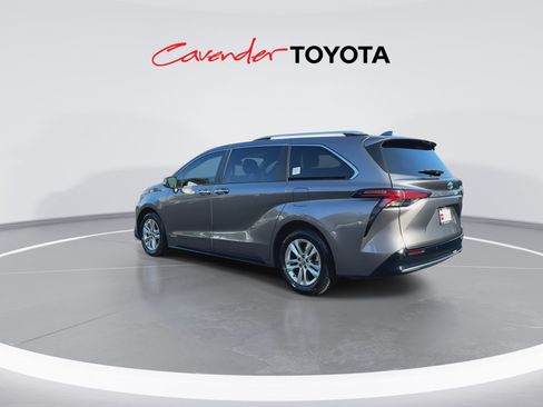 Certified 2021 Toyota Sienna Limited FWD image 6