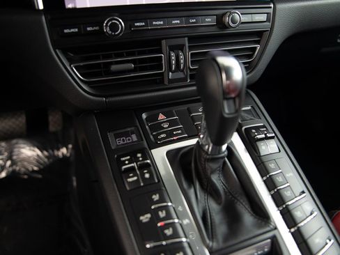Used 2021 Porsche Macan Turbo image 17