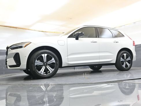 Certified 2025 Volvo XC60 T8 Plus w/ Protection Package Premier AWD/4WD image 30