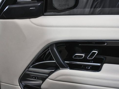 Used 2025 Land Rover Range Rover SE image 24