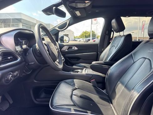 Used 2025 Chrysler Pacifica Limited FWD image 14