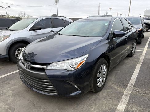 Used 2015 Toyota Camry LE image 3
