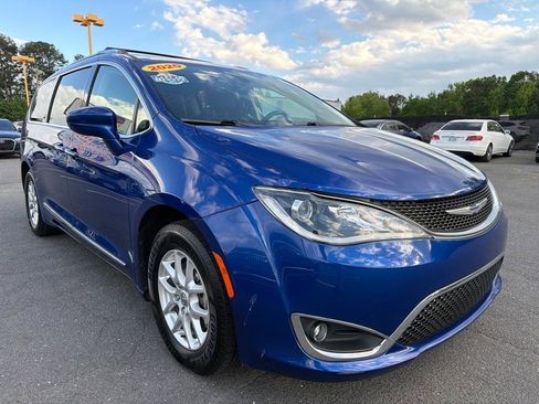 Used 2020 Chrysler Pacifica Touring-L FWD image 3