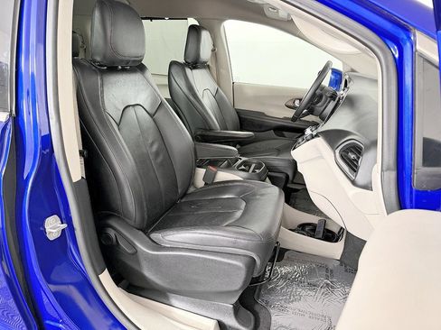 Used 2018 Chrysler Pacifica Touring-L w/ Tire & Wheel Group FWD image 50