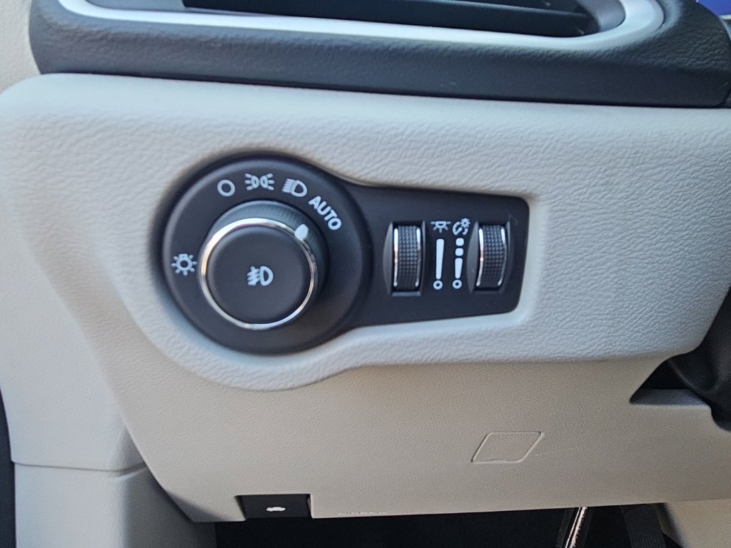 Used 2024 Chrysler Pacifica Touring-L FWD image 13