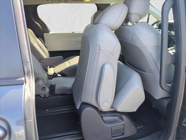 Used 2025 Toyota Sienna XLE FWD image 27