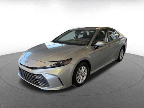 Used 2025 Toyota Camry LE image 6