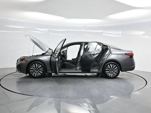 Used 2024 Nissan Altima 2.5 SV FWD image 46