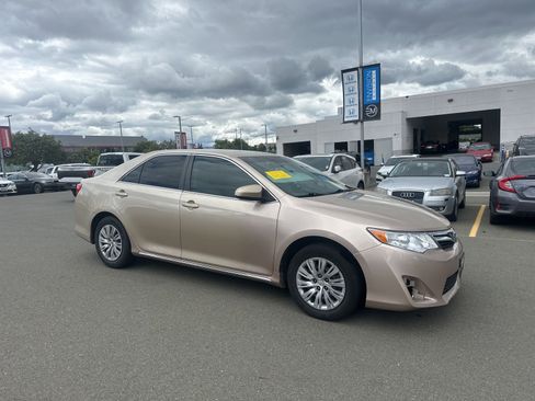 Used 2012 Toyota Camry LE FWD image 2