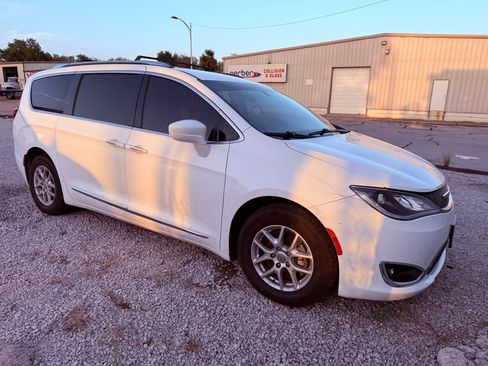 Used 2020 Chrysler Pacifica Touring-L FWD image 4