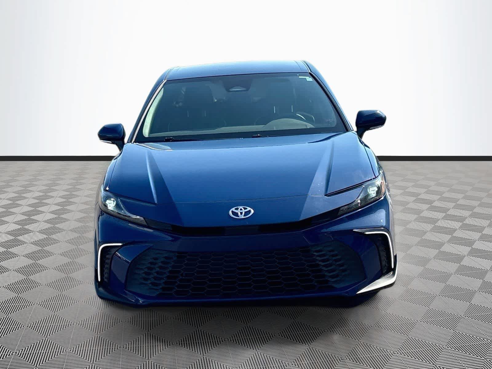 Used 2025 Toyota Camry SE w/ Convenience Package FWD image 2