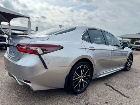 Used 2022 Toyota Camry SE FWD image 4
