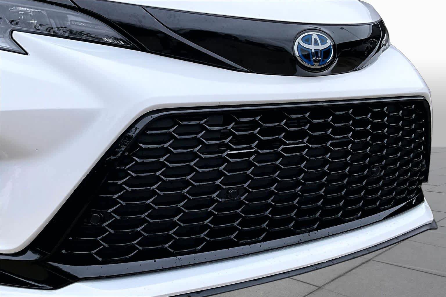 Used 2025 Toyota Sienna XSE FWD image 30