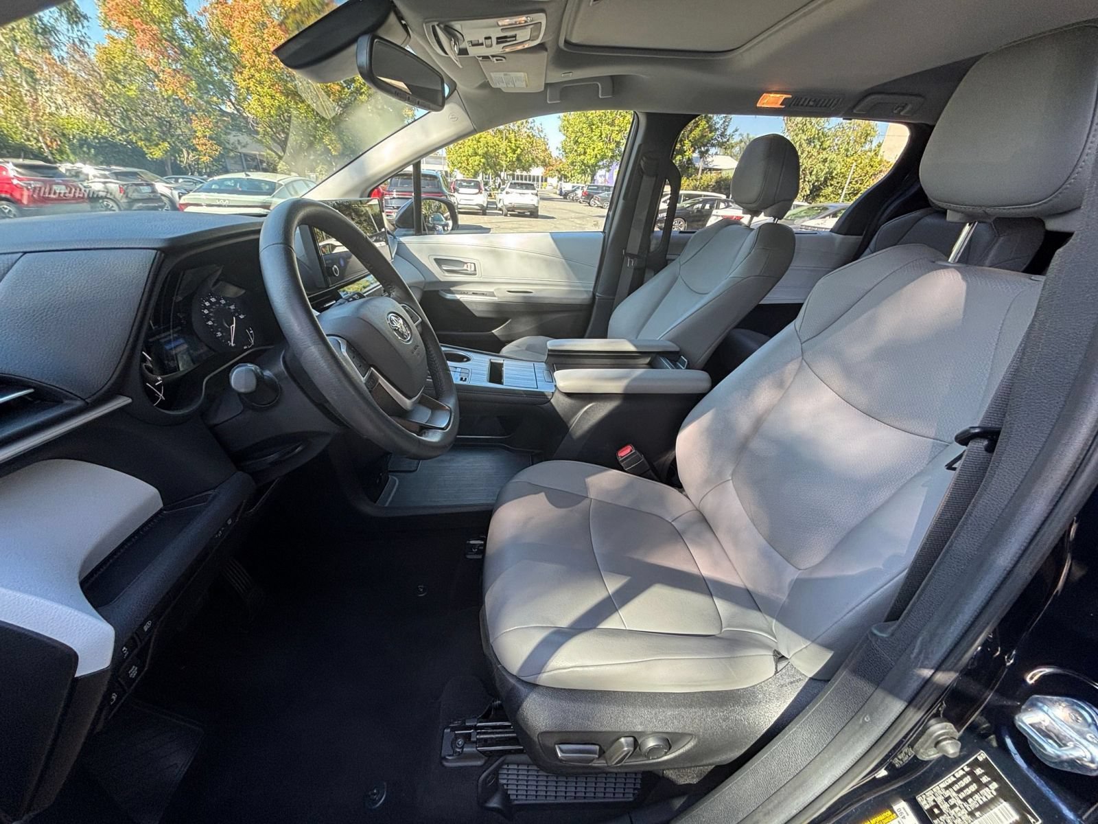 Used 2025 Toyota Sienna XLE FWD image 27
