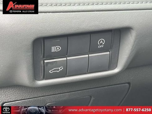 Used 2024 Toyota Highlander XLE AWD/4WD image 28