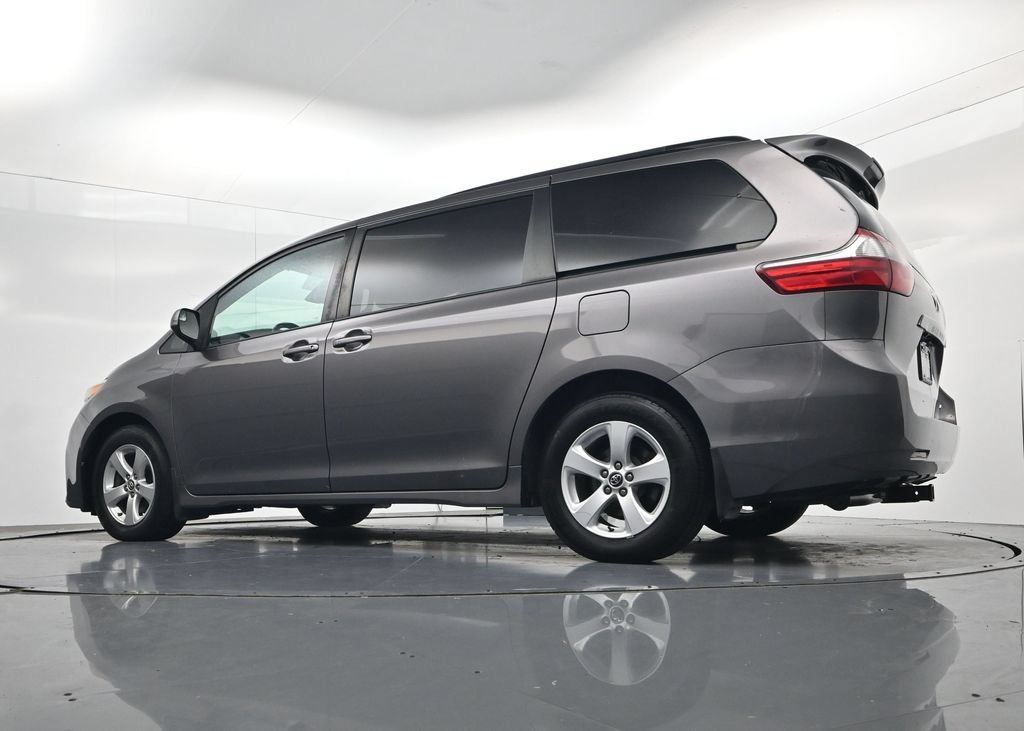 Used 2019 Toyota Sienna LE w/ Carpet Mat Package FWD image 35