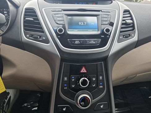 Used 2014 Hyundai Elantra SE w/ Option Group 02 FWD image 9