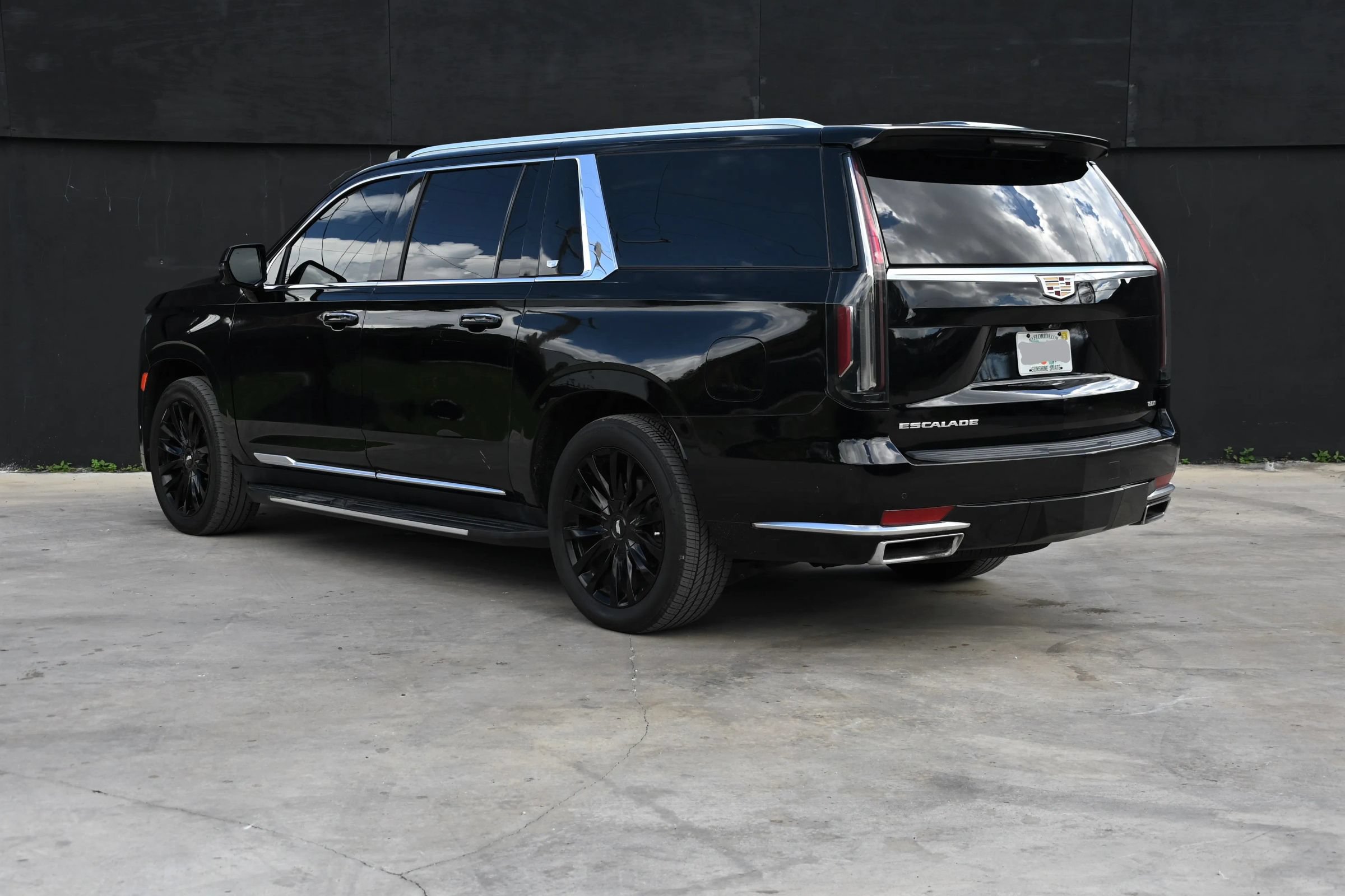 Used 2021 Cadillac Escalade ESV Premium Luxury w/ Driver Assist Tech Package AWD/4WD image 4