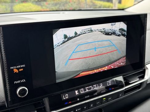 Used 2025 Toyota Sienna XLE FWD image 18