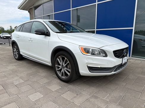 Used 2015 Volvo V60 T5 Cross Country Platinum w/ Climate Package AWD/4WD image 2