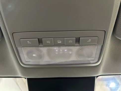 Used 2022 Chevrolet Trax LT w/ LT Convenience Package AWD/4WD image 32
