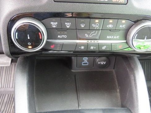 Certified 2022 Ford Escape SE w/ SE Sport Appearance Package image 19