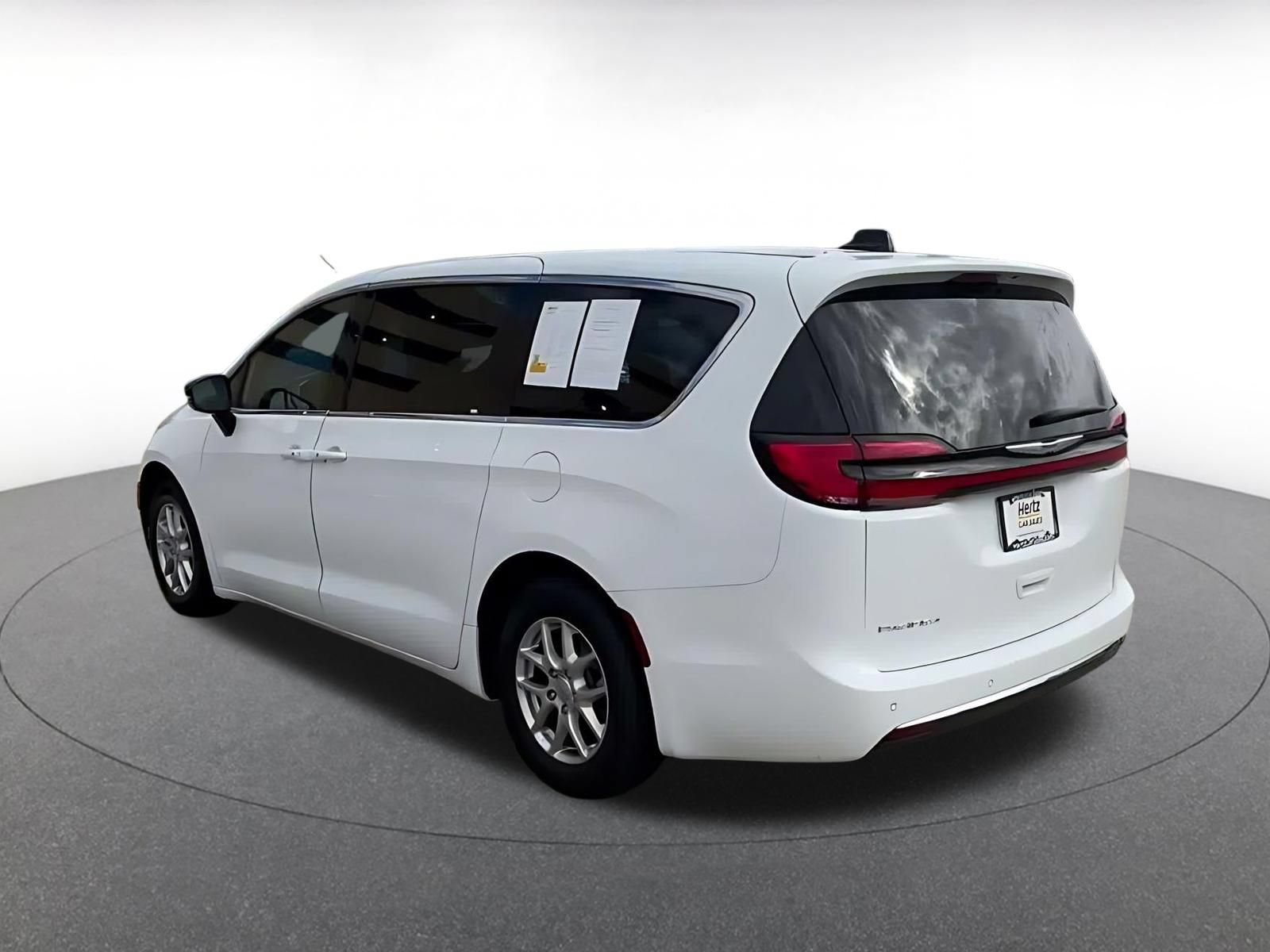 Used 2025 Chrysler Pacifica Select FWD image 9