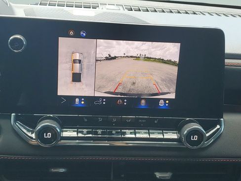 Used 2025 Chevrolet Colorado Z71 w/ Technology Package AWD/4WD image 17