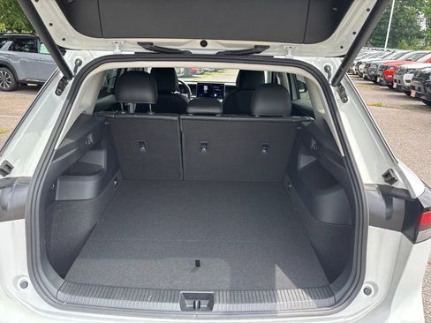 Used 2025 Volkswagen Tiguan SE FWD image 16