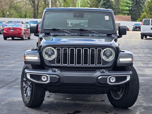 Used 2025 Jeep Wrangler Unlimited Sahara AWD/4WD image 3