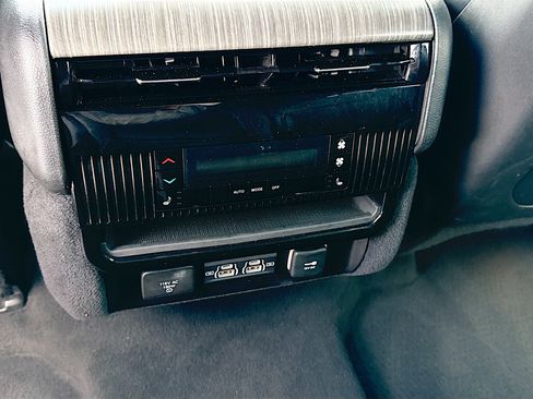 Used 2024 Jeep Wagoneer L Series II w/ Flexible Seating Group RWD image 20