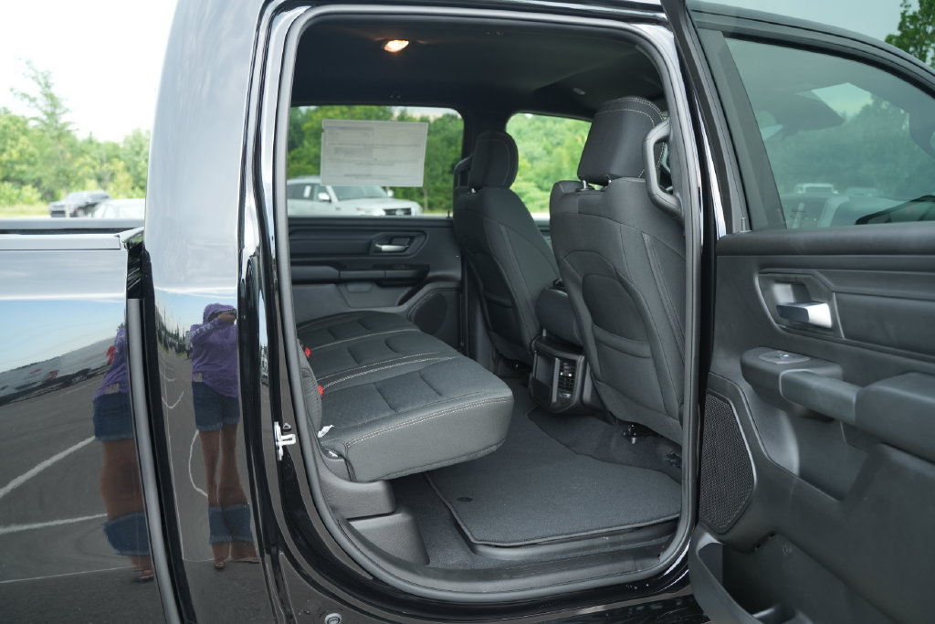 New 2026 RAM 1500 Express AWD/4WD image 19
