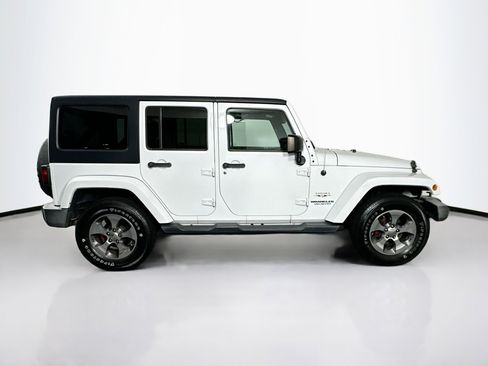 Used 2017 Jeep Wrangler Unlimited Sahara w/ Connectivity Group AWD/4WD image 10
