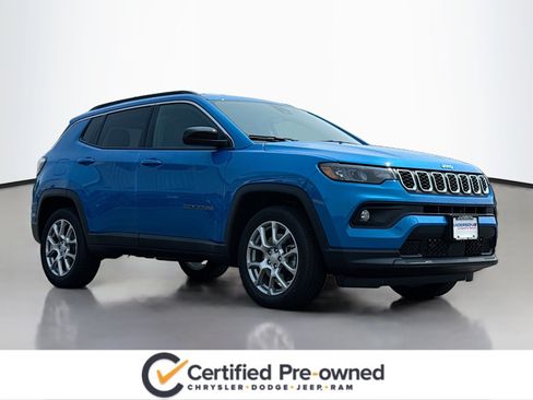 Used 2024 Jeep Compass Latitude AWD/4WD image 1