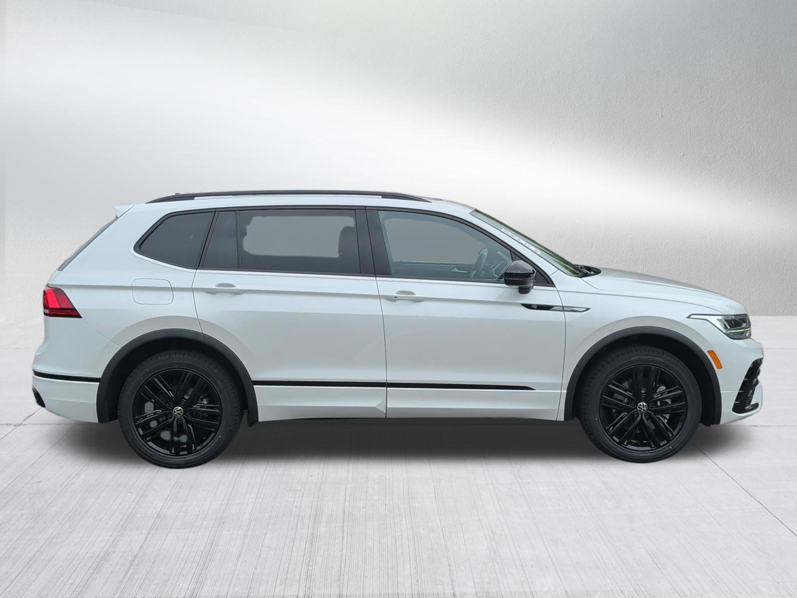 Used 2022 Volkswagen Tiguan SE R-Line AWD/4WD image 8