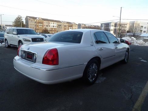 Used 2009 Lincoln Town Car Signature Limited image 5