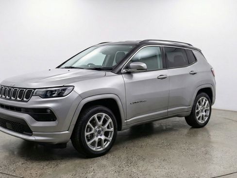 Used 2025 Jeep Compass Limited image 3
