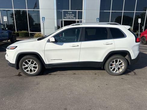 Used 2017 Jeep Cherokee Latitude w/ Cold Weather Group image 6