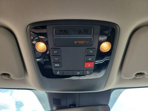 Used 2025 Kia Carnival FWD image 29