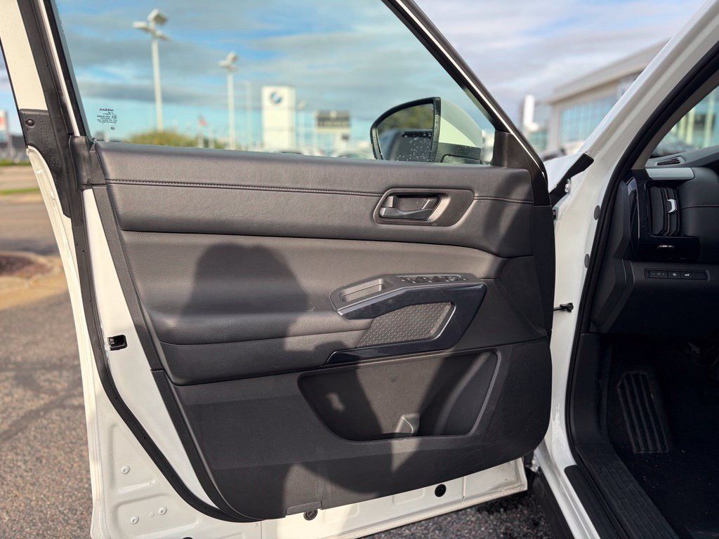Used 2025 Nissan Pathfinder SV AWD/4WD image 19