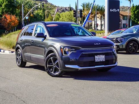 Certified 2025 Kia Niro LX image 2