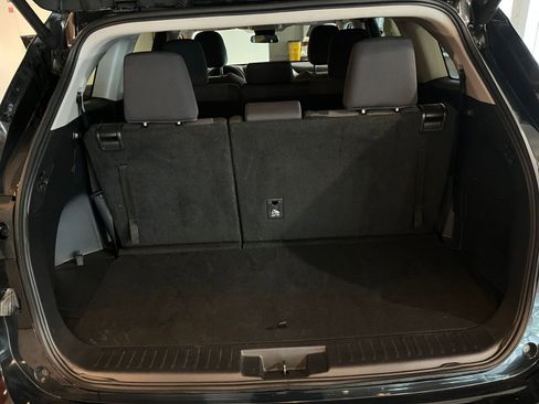 Used 2025 Toyota Highlander LE FWD image 33