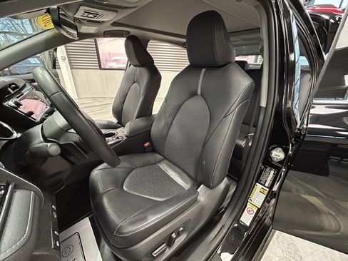 Used 2019 Toyota Camry XSE image 8